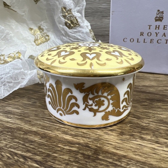 BUCKINGHAM PALACE FINE BONE TRINKET PILL BOX, ROYAL COLLECTION 1999 - Picture 5 of 11